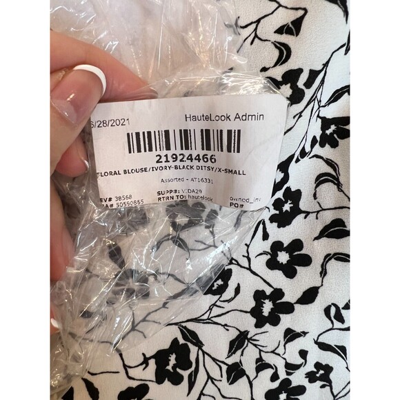 ASTR Floral Ditsy Blouse Top Womens XS Ivory Black Button Front Long Sleeve NWT - Picture 9 of 12